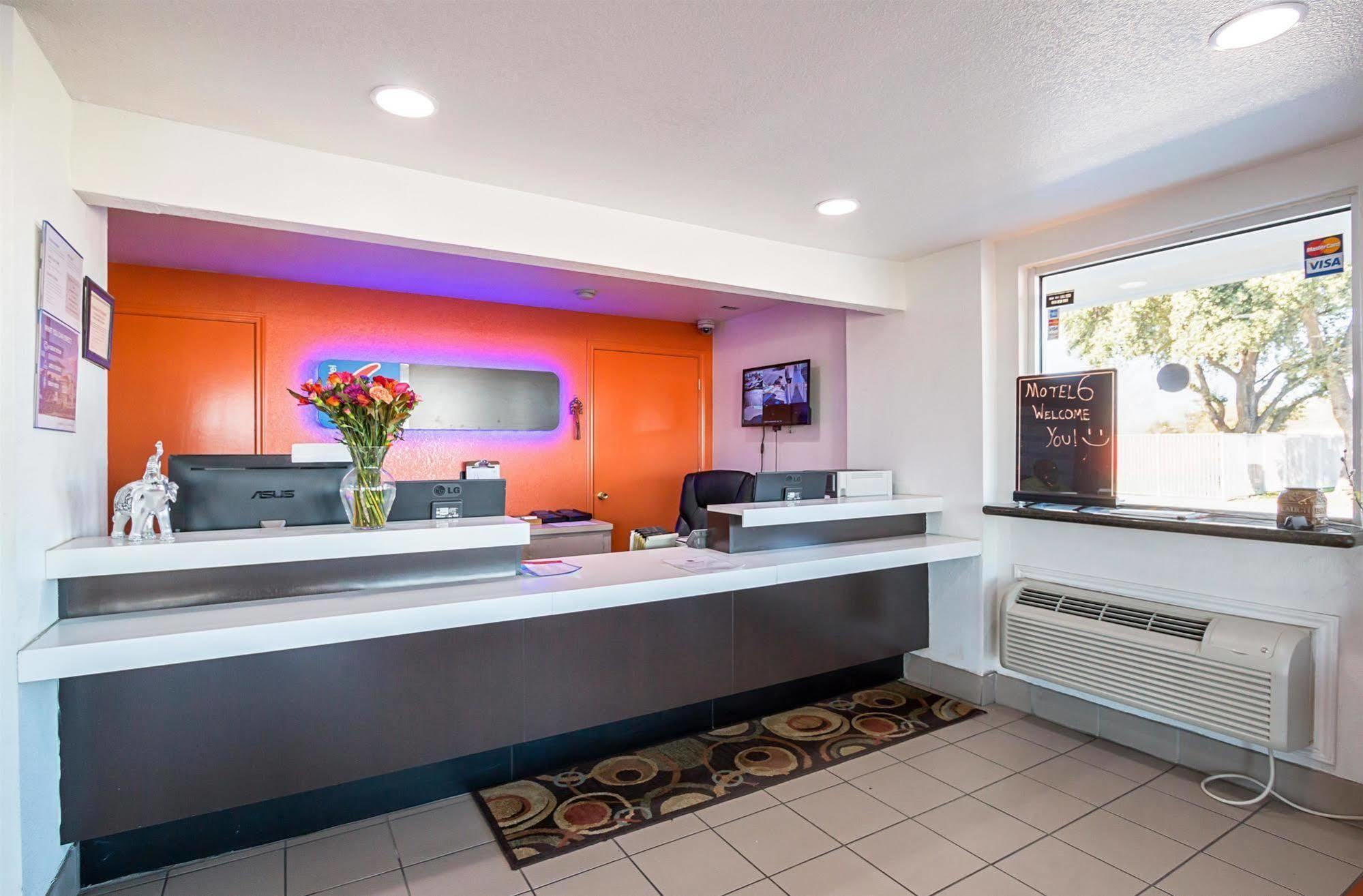 6-round Rock, Tx Hotel 2*