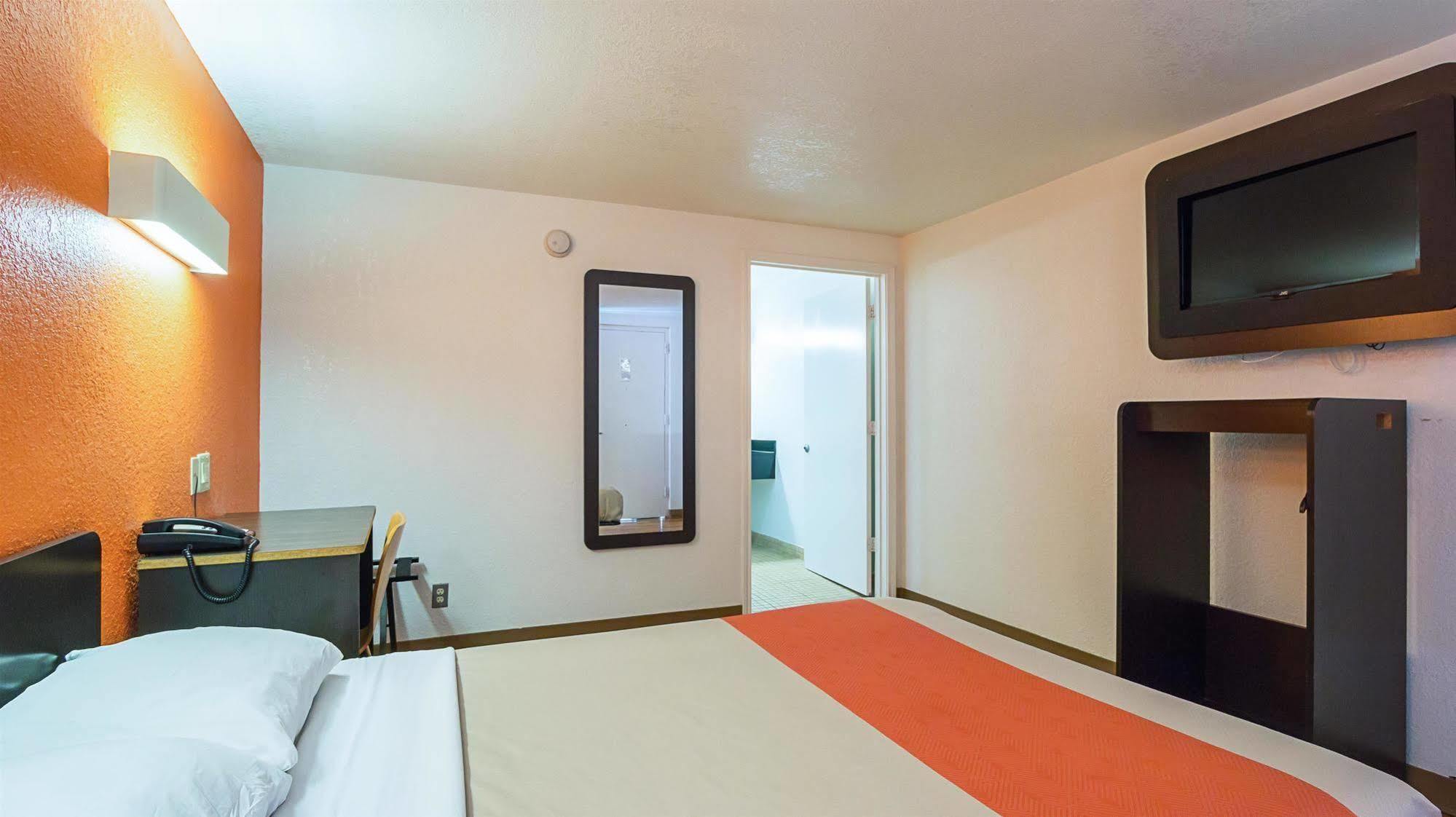 6-round Rock, Tx Hotel 2*